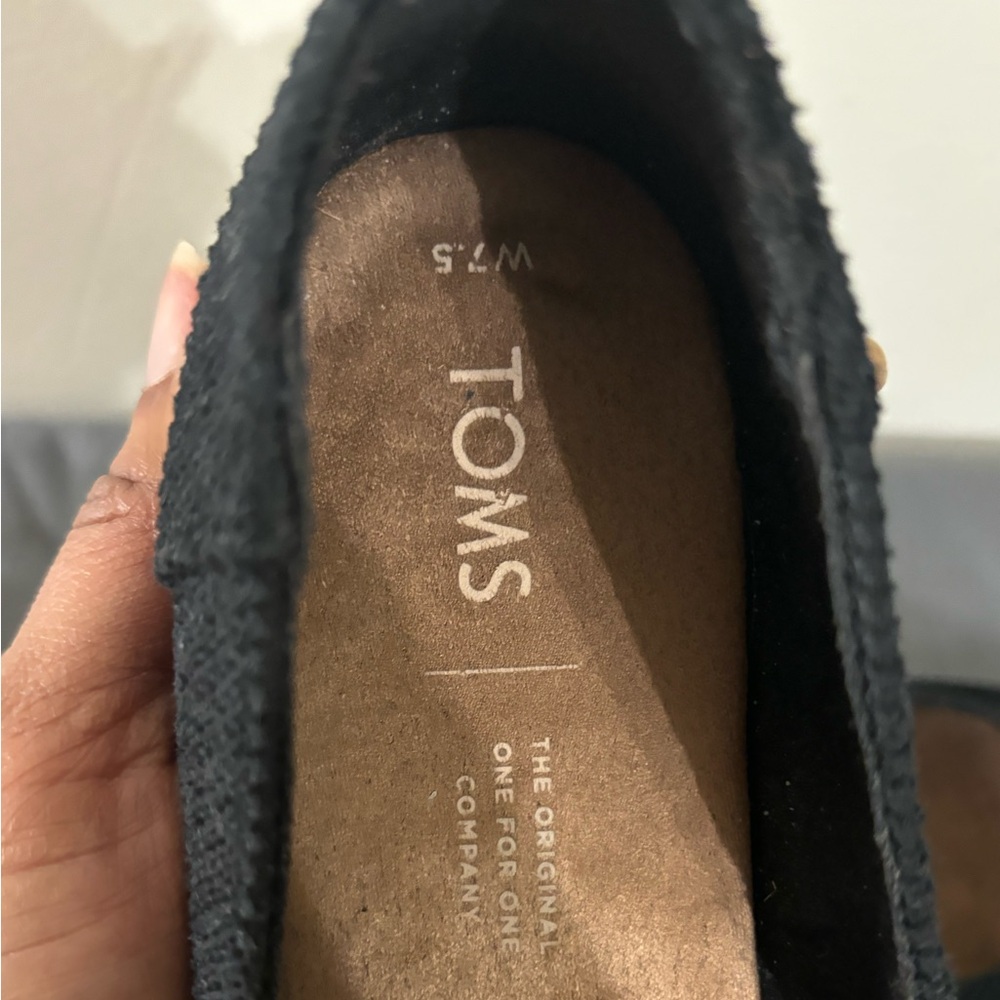Women’s 7.5 Toms flat black casual shoe